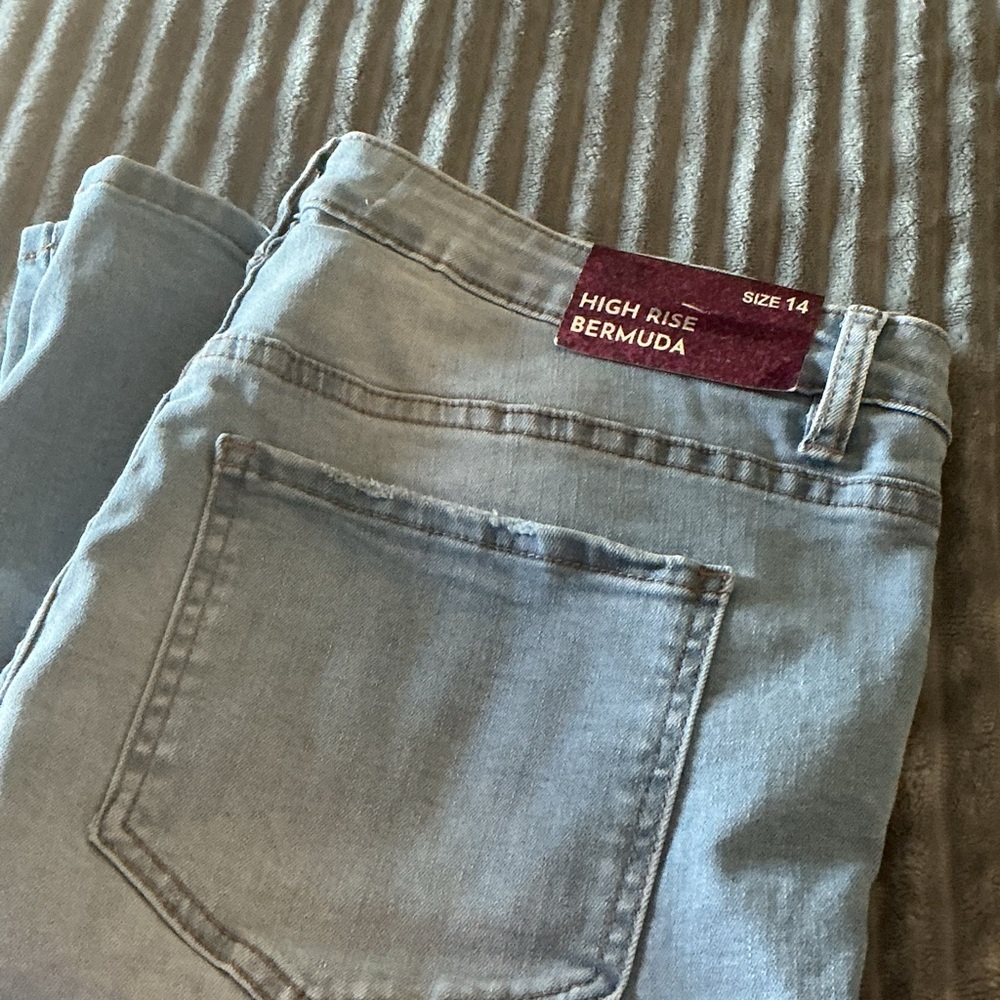 High-Rise Bermuda women- Light Blue